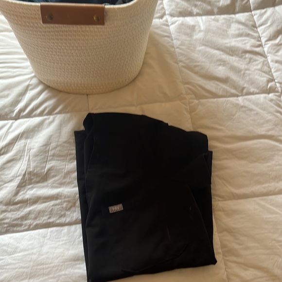 FIGS Catarina technical collection scrub top - Picture 3 of 4